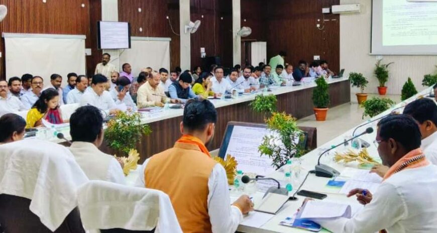 डीएमएफ फंड खर्च पर बवाल: जनप्रतिनिधियों को विश्वास में लिए बिना कार्य स्वीकृति पर सांसद-विधायक भड़के, अफसरों से पूछा-