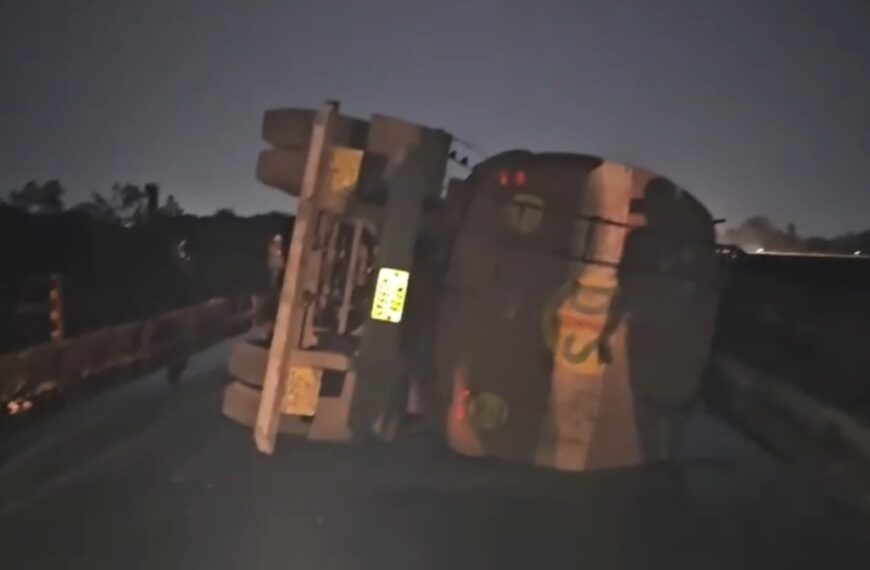 खारून नदी पुल पर ऑयल टैंकर पलटा, दुर्ग-रायपुर मार्ग पर लगा जाम