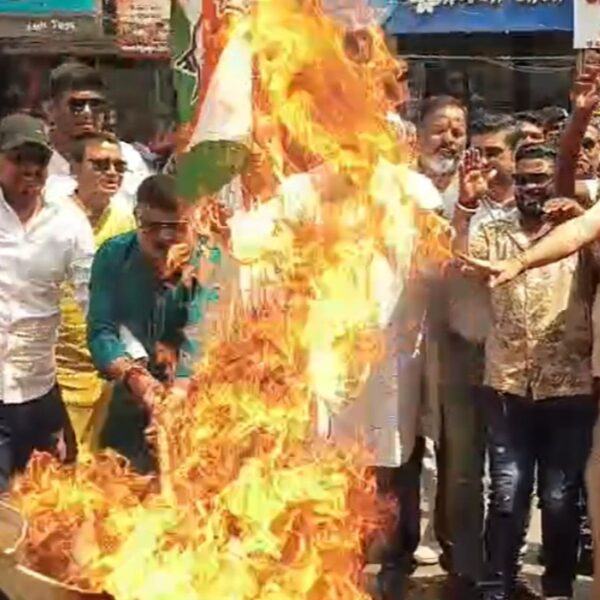 गैस सिलेंडर के दाम बढ़े, कांग्रेस ने किया विरोध प्रदर्शन, पीएम की फूंका पुतला