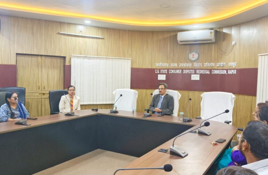 रजिस्ट्रार श्रीनिवास तिवारी ने दिलाया उपभोक्ता अधिकारों की रक्षा का संकल्प