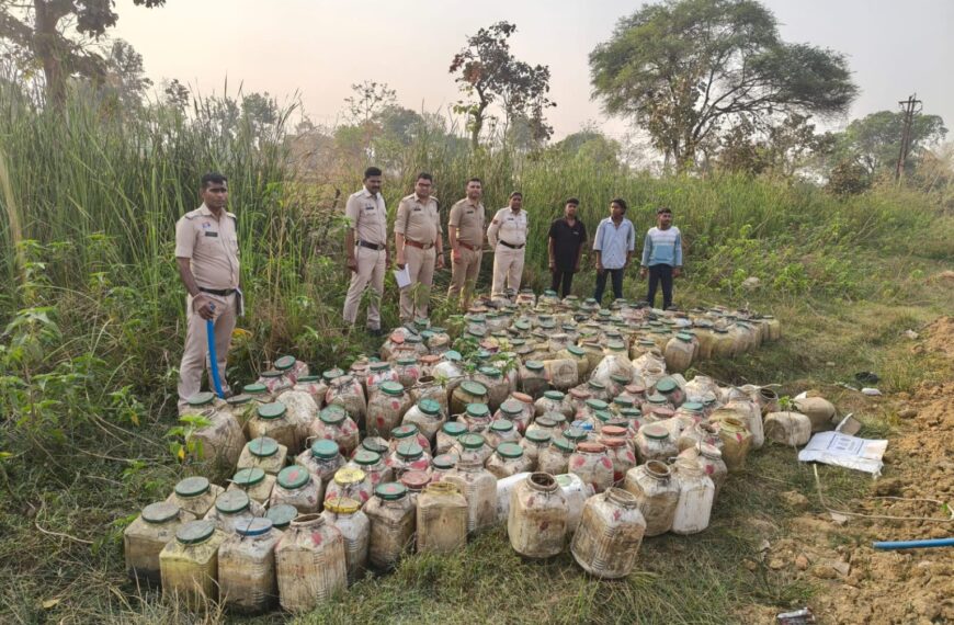 अवैध शराब निर्माण का भंडाफोड़, पुलिस ने झाड़ियों और लंबी घास में छुपाकर रखे 6000 किलो महुआ लाहन किया बरामद