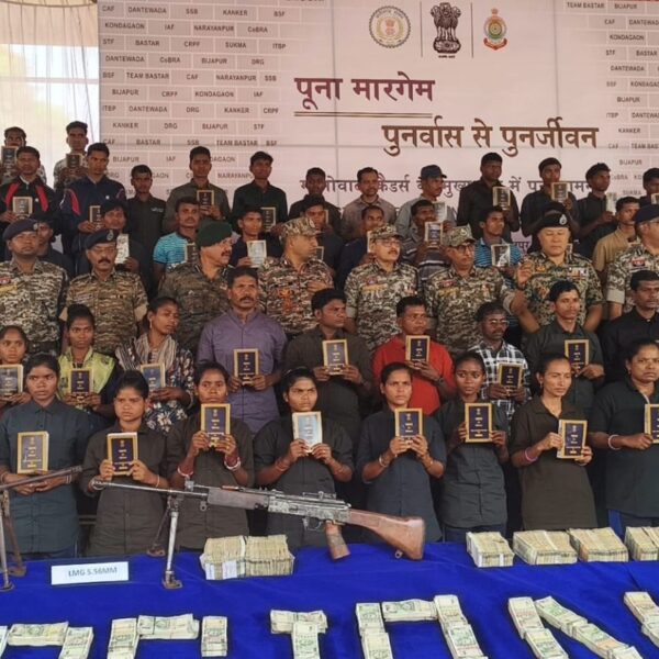 101 हथियारों के साथ 108 नक्सलियों का सरेंडर, 1 किलो सोना और साढ़े 3 करोड़ नगद बरामद