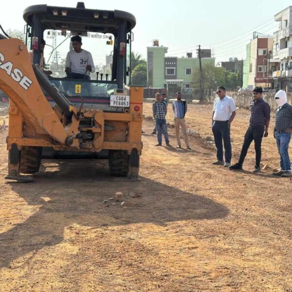 रायपुर में नगर निगम का बड़ा एक्शन: चौरसिया कॉलोनी में 4 एकड़ जमीन पर हो रही अवैध प्लाटिंग पर चलाया बुलडोजर