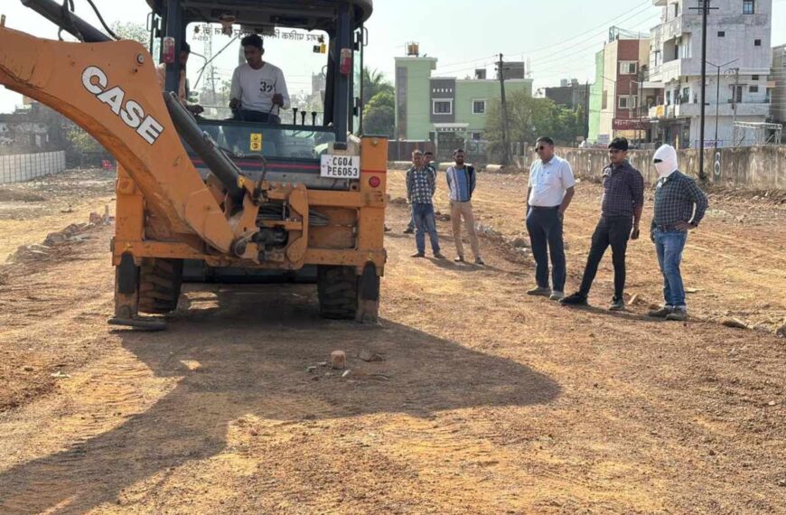 रायपुर में नगर निगम का बड़ा एक्शन: चौरसिया कॉलोनी में 4 एकड़ जमीन पर हो रही अवैध प्लाटिंग पर चलाया बुलडोजर