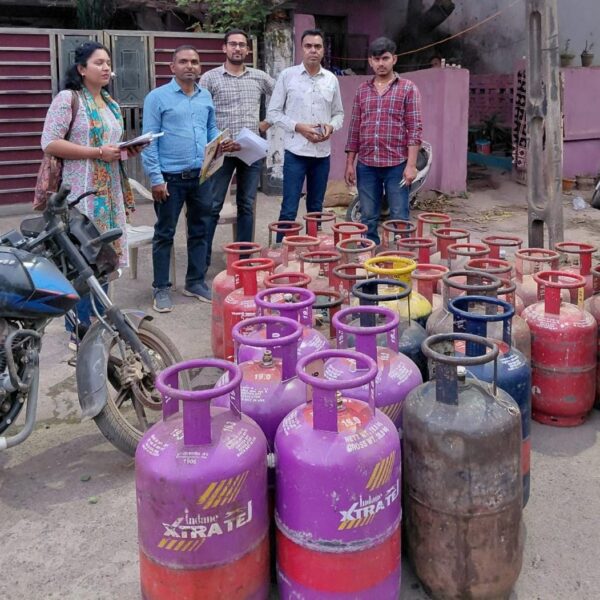 LPG सिलेंडर की कालाबाजारी पर प्रशासन का शिकंजा: घर में चल रहा था रिफिलिंग का काम, छापेमारी में भारी मात्रा में सिलेंडर जब्त