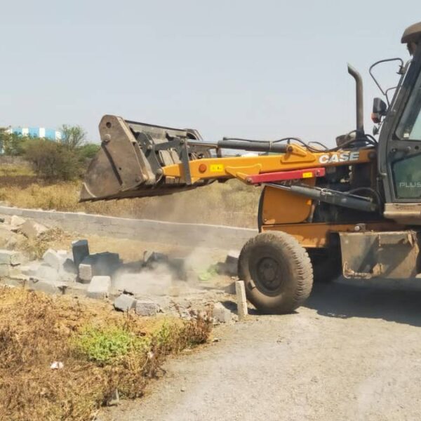 अवैध प्लाटिंग पर चला प्रशासन का बुलडोजर, 1 एकड़ जमीन पर हो रहे निर्माण पर लगाई रोक