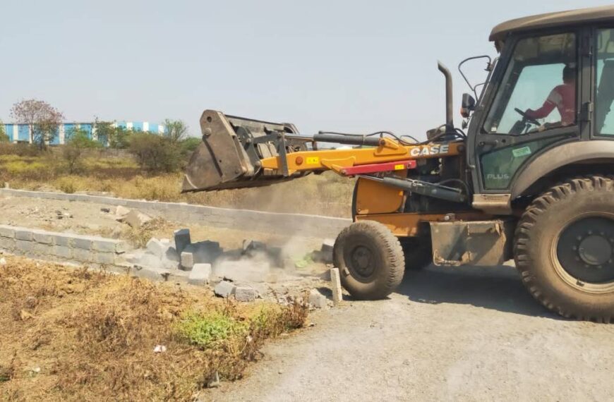 अवैध प्लाटिंग पर चला प्रशासन का बुलडोजर, 1 एकड़ जमीन पर हो रहे निर्माण पर लगाई रोक