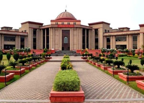 बच्चों से पुताई करवाने वाली प्राचार्या हटाई गई, आरटीई सीटें घटाने पर हाईकोर्ट ने मांगा हलफनामा