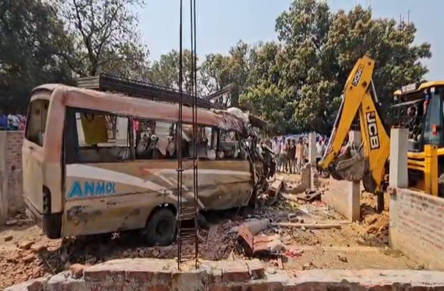 छत्तीसगढ़ में भीषण सड़क हादसा : बस पलटने से 6 यात्रियों की मौत, कई घायल, मची चीख-पुकार