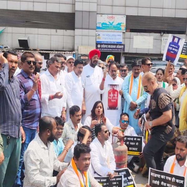 गैस सिलेंडर के दामों में बढ़ोतरी का विरोध : कांग्रेस ने किया प्रदर्शन, चूल्हे पर खाना बनाकर केंद्र सरकार के खिलाफ की नारेबाजी