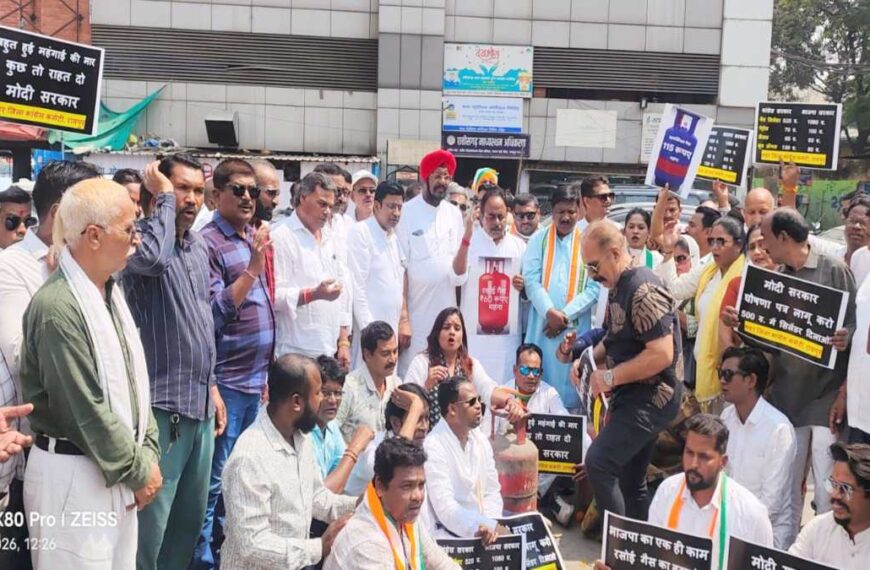 गैस सिलेंडर के दामों में बढ़ोतरी का विरोध : कांग्रेस ने किया प्रदर्शन, चूल्हे पर खाना बनाकर केंद्र सरकार के खिलाफ की नारेबाजी