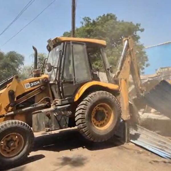 अफीम की खेती केस में बड़ी कार्रवाई : BJP नेता के भाई के अवैध कब्जों पर चला बुलडोजर