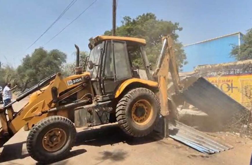 अफीम की खेती केस में बड़ी कार्रवाई : BJP नेता के भाई के अवैध कब्जों पर चला बुलडोजर