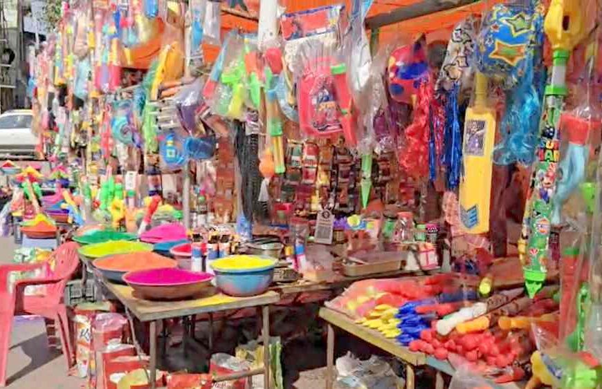 होली पर सख्ती : पुलिस ने जब्त की 300 डरावने मुखौटे, व्यापारियों को दी चेतावनी