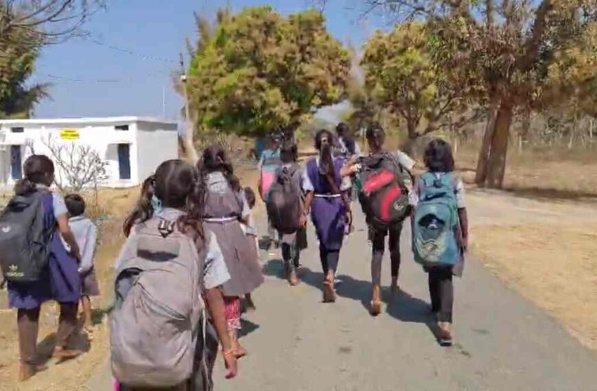 सूरजपुर में सरकारी स्कूल की लापरवाही उजागर, 4 घंटे इंतजार कर लौटे छात्र